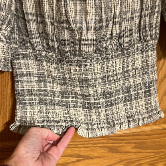 Universal Thread - Crop top with square neck and cute ruching across che… - Picture 3 of 8